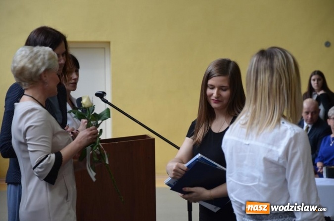Zdjęcie w galerii na portalu naszwodzislaw.com: Maturzyści pożegnali szkoły wiadomości z regionu
