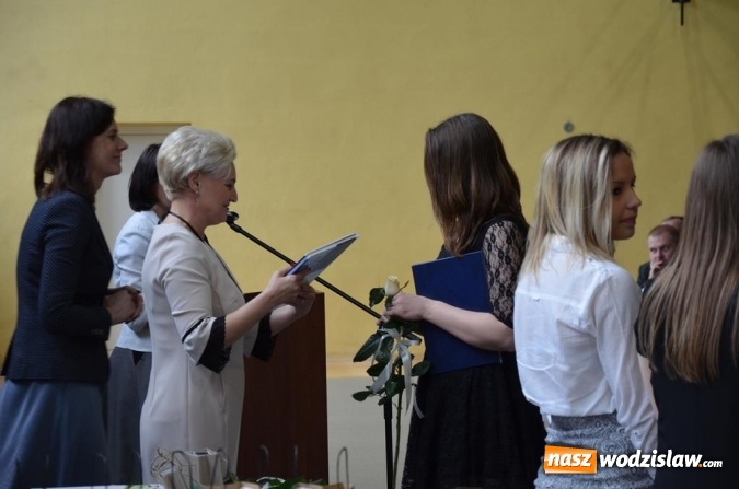 Zdjęcie w galerii na portalu naszwodzislaw.com: Maturzyści pożegnali szkoły wiadomości z regionu