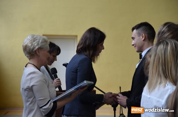 Zdjęcie w galerii na portalu naszwodzislaw.com: Maturzyści pożegnali szkoły wiadomości z regionu