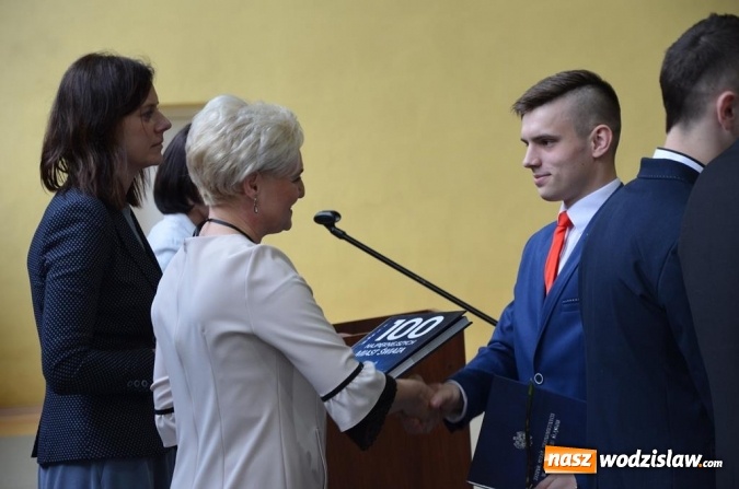 Zdjęcie w galerii na portalu naszwodzislaw.com: Maturzyści pożegnali szkoły wiadomości z regionu