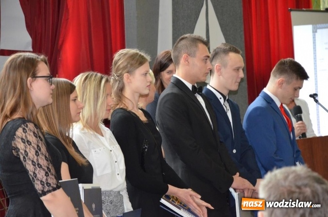 Zdjęcie w galerii na portalu naszwodzislaw.com: Maturzyści pożegnali szkoły wiadomości z regionu