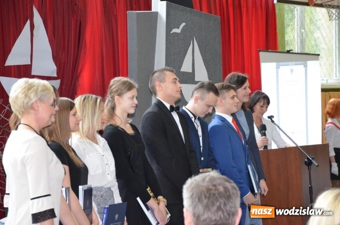 Zdjęcie w galerii na portalu naszwodzislaw.com: Maturzyści pożegnali szkoły wiadomości z regionu