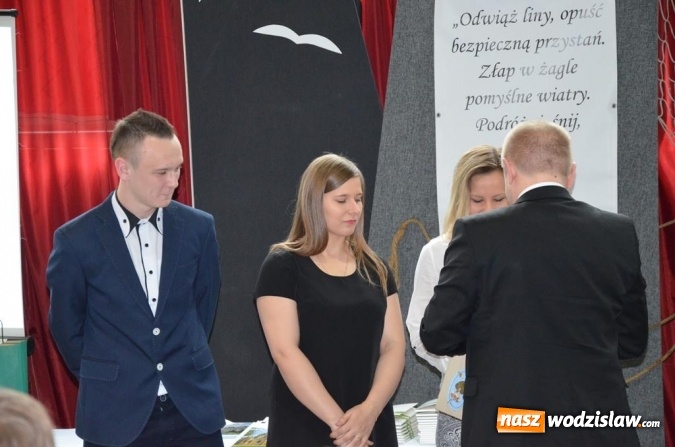 Zdjęcie w galerii na portalu naszwodzislaw.com: Maturzyści pożegnali szkoły wiadomości z regionu