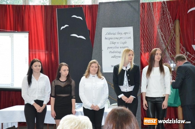 Zdjęcie w galerii na portalu naszwodzislaw.com: Maturzyści pożegnali szkoły wiadomości z regionu