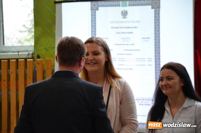 Zdjęcie w galerii na portalu naszwodzislaw.com: Maturzyści pożegnali szkoły wiadomości z regionu