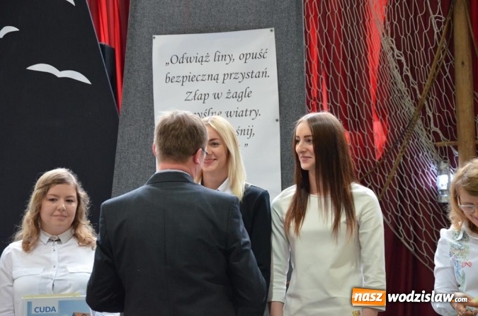 Zdjęcie w galerii na portalu naszwodzislaw.com: Maturzyści pożegnali szkoły wiadomości z regionu