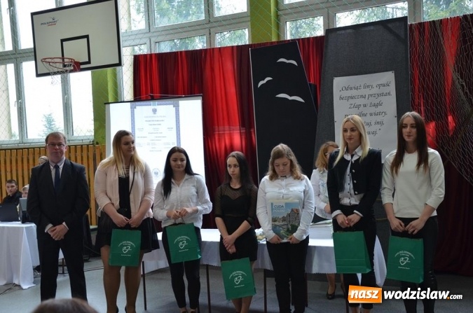 Zdjęcie w galerii na portalu naszwodzislaw.com: Maturzyści pożegnali szkoły wiadomości z regionu