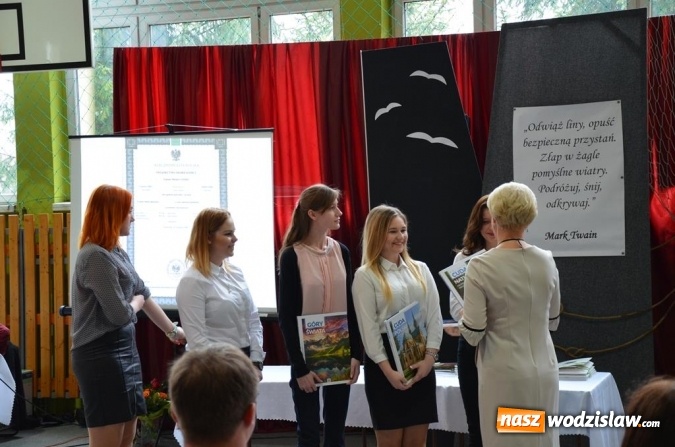 Zdjęcie w galerii na portalu naszwodzislaw.com: Maturzyści pożegnali szkoły wiadomości z regionu