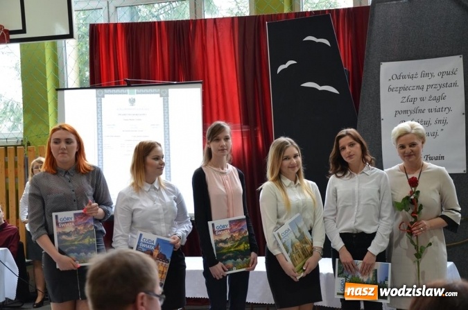Zdjęcie w galerii na portalu naszwodzislaw.com: Maturzyści pożegnali szkoły wiadomości z regionu