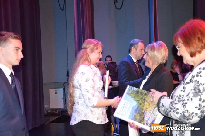 Zdjęcie w galerii na portalu naszwodzislaw.com: Maturzyści pożegnali szkoły wiadomości z regionu