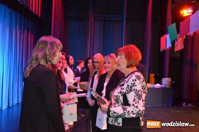 Zdjęcie w galerii na portalu naszwodzislaw.com: Maturzyści pożegnali szkoły wiadomości z regionu