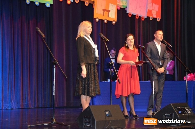 Zdjęcie w galerii na portalu naszwodzislaw.com: Maturzyści pożegnali szkoły wiadomości z regionu