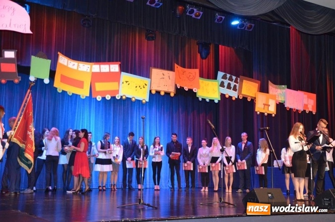 Zdjęcie w galerii na portalu naszwodzislaw.com: Maturzyści pożegnali szkoły wiadomości z regionu