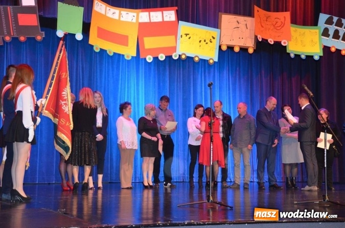 Zdjęcie w galerii na portalu naszwodzislaw.com: Maturzyści pożegnali szkoły wiadomości z regionu