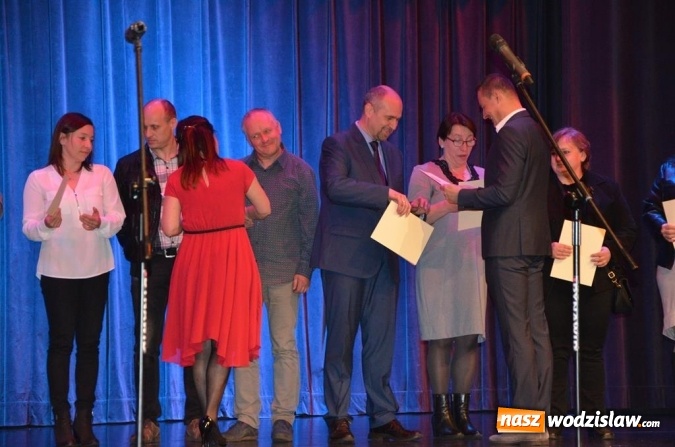 Zdjęcie w galerii na portalu naszwodzislaw.com: Maturzyści pożegnali szkoły wiadomości z regionu