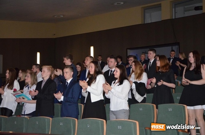 Zdjęcie w galerii na portalu naszwodzislaw.com: Maturzyści pożegnali szkoły wiadomości z regionu