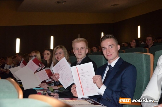 Zdjęcie w galerii na portalu naszwodzislaw.com: Maturzyści pożegnali szkoły wiadomości z regionu