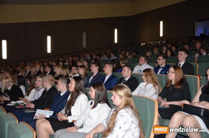 Zdjęcie w galerii na portalu naszwodzislaw.com: Maturzyści pożegnali szkoły wiadomości z regionu