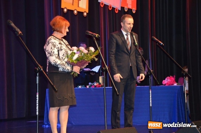 Zdjęcie w galerii na portalu naszwodzislaw.com: Maturzyści pożegnali szkoły wiadomości z regionu