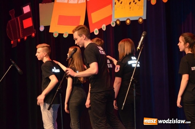 Zdjęcie w galerii na portalu naszwodzislaw.com: Maturzyści pożegnali szkoły wiadomości z regionu