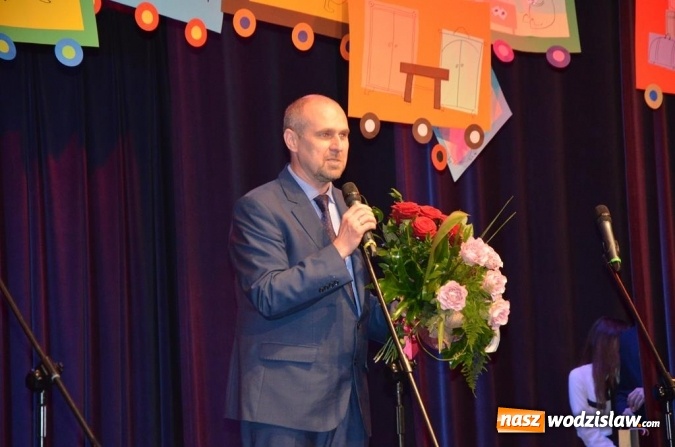 Zdjęcie w galerii na portalu naszwodzislaw.com: Maturzyści pożegnali szkoły wiadomości z regionu