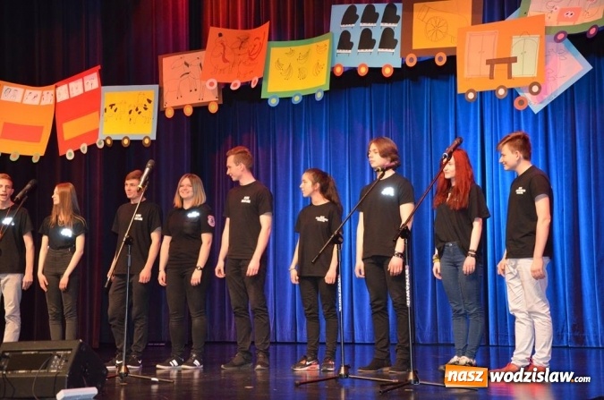 Zdjęcie w galerii na portalu naszwodzislaw.com: Maturzyści pożegnali szkoły wiadomości z regionu