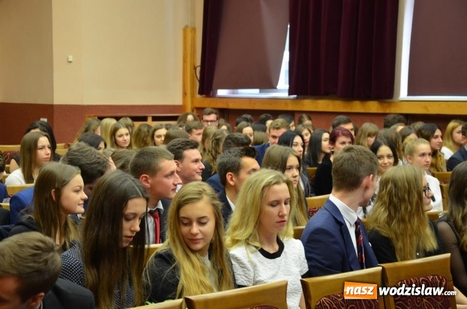 Zdjęcie w galerii na portalu naszwodzislaw.com: Maturzyści pożegnali szkoły wiadomości z regionu