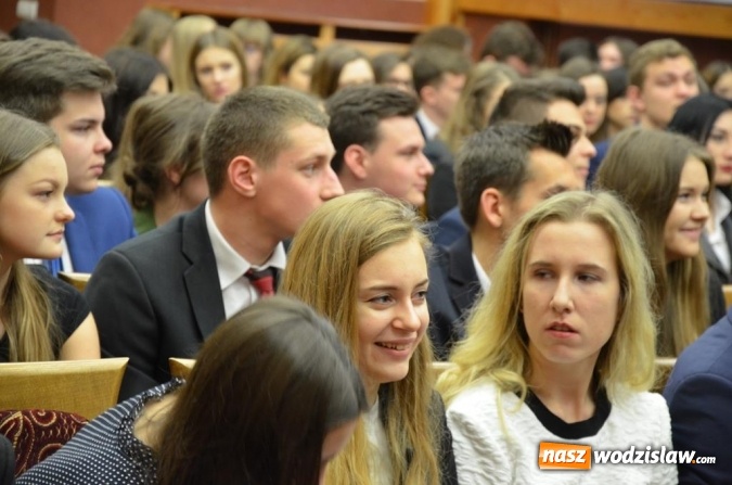 Zdjęcie w galerii na portalu naszwodzislaw.com: Maturzyści pożegnali szkoły wiadomości z regionu