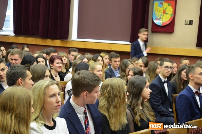 Zdjęcie w galerii na portalu naszwodzislaw.com: Maturzyści pożegnali szkoły wiadomości z regionu
