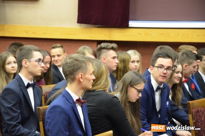 Zdjęcie w galerii na portalu naszwodzislaw.com: Maturzyści pożegnali szkoły wiadomości z regionu