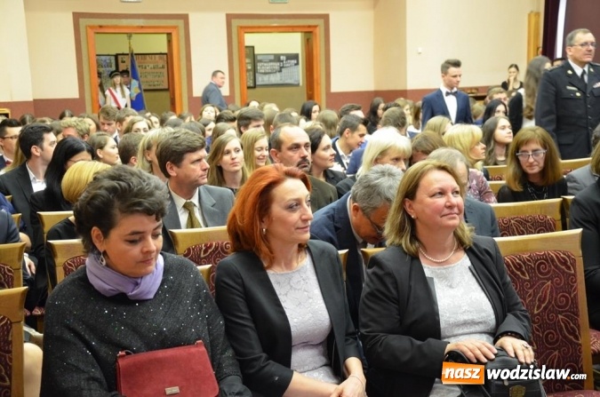 Zdjęcie w galerii na portalu naszwodzislaw.com: Maturzyści pożegnali szkoły wiadomości z regionu