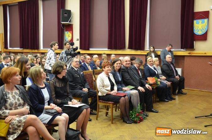 Zdjęcie w galerii na portalu naszwodzislaw.com: Maturzyści pożegnali szkoły wiadomości z regionu