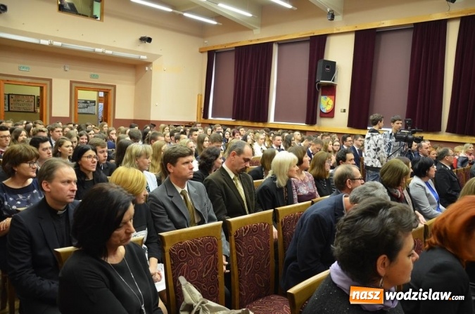 Zdjęcie w galerii na portalu naszwodzislaw.com: Maturzyści pożegnali szkoły wiadomości z regionu