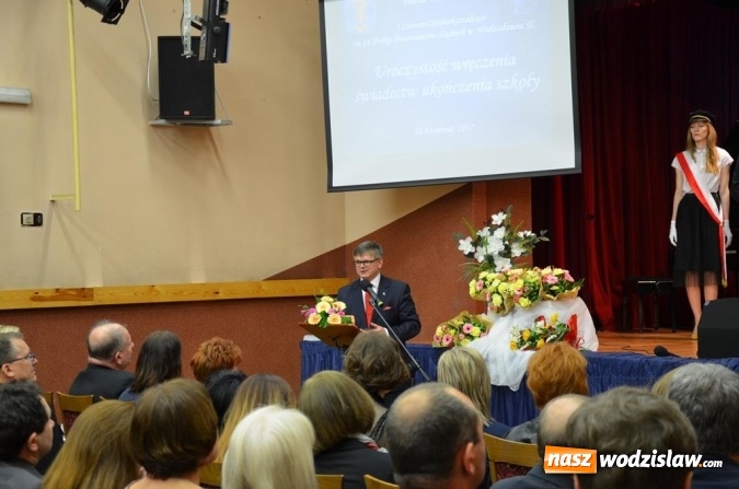 Zdjęcie w galerii na portalu naszwodzislaw.com: Maturzyści pożegnali szkoły wiadomości z regionu