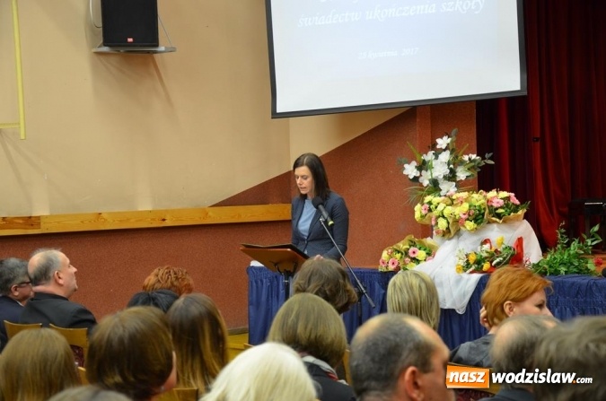 Zdjęcie w galerii na portalu naszwodzislaw.com: Maturzyści pożegnali szkoły wiadomości z regionu