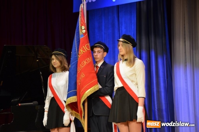 Zdjęcie w galerii na portalu naszwodzislaw.com: Maturzyści pożegnali szkoły wiadomości z regionu