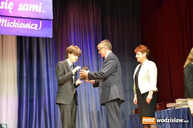 Zdjęcie w galerii na portalu naszwodzislaw.com: Maturzyści pożegnali szkoły wiadomości z regionu