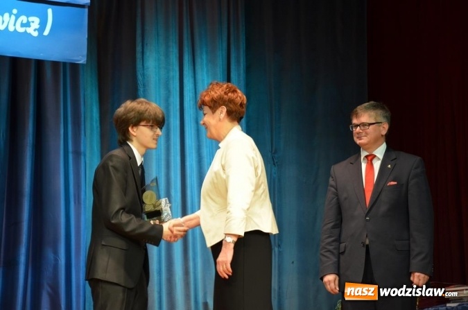 Zdjęcie w galerii na portalu naszwodzislaw.com: Maturzyści pożegnali szkoły wiadomości z regionu