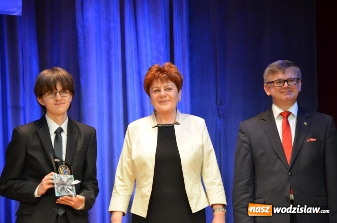 Zdjęcie w galerii na portalu naszwodzislaw.com: Maturzyści pożegnali szkoły wiadomości z regionu