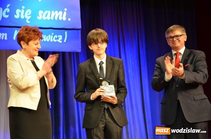 Zdjęcie w galerii na portalu naszwodzislaw.com: Maturzyści pożegnali szkoły wiadomości z regionu