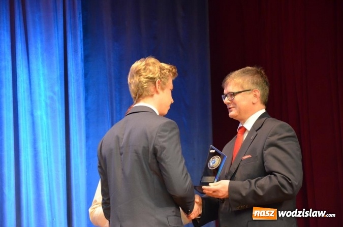 Zdjęcie w galerii na portalu naszwodzislaw.com: Maturzyści pożegnali szkoły wiadomości z regionu