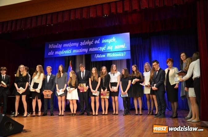 Zdjęcie w galerii na portalu naszwodzislaw.com: Maturzyści pożegnali szkoły wiadomości z regionu