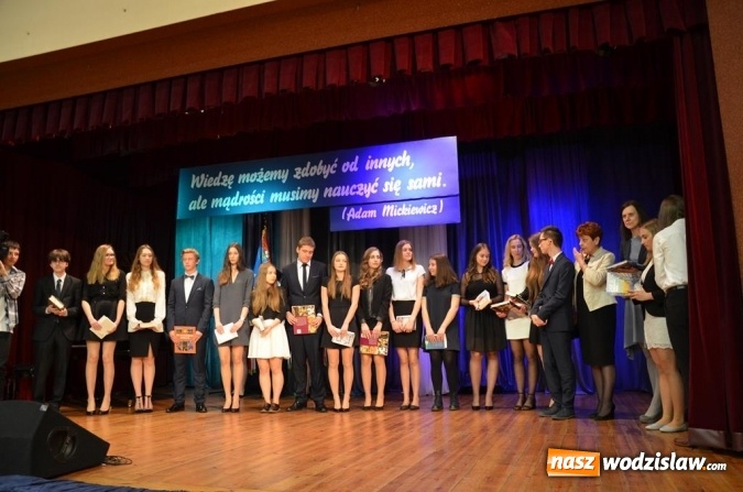 Zdjęcie w galerii na portalu naszwodzislaw.com: Maturzyści pożegnali szkoły wiadomości z regionu
