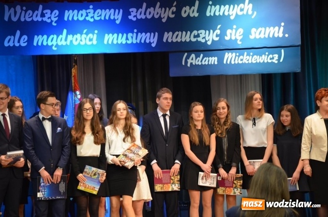 Zdjęcie w galerii na portalu naszwodzislaw.com: Maturzyści pożegnali szkoły wiadomości z regionu