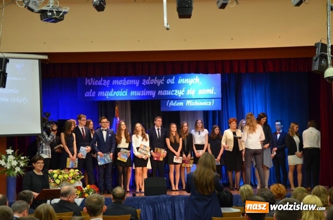 Zdjęcie w galerii na portalu naszwodzislaw.com: Maturzyści pożegnali szkoły wiadomości z regionu
