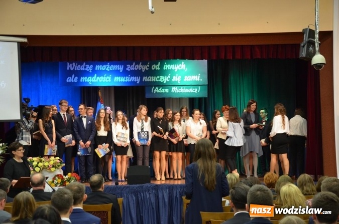 Zdjęcie w galerii na portalu naszwodzislaw.com: Maturzyści pożegnali szkoły wiadomości z regionu