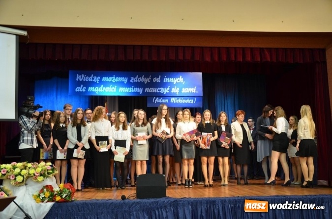 Zdjęcie w galerii na portalu naszwodzislaw.com: Maturzyści pożegnali szkoły wiadomości z regionu
