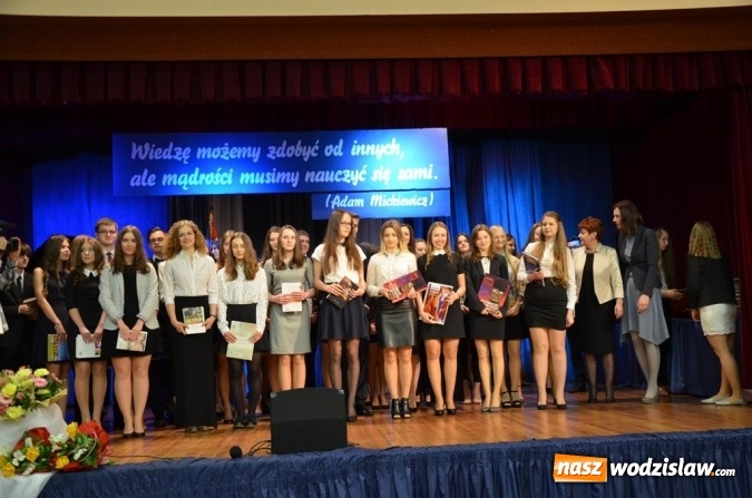 Zdjęcie w galerii na portalu naszwodzislaw.com: Maturzyści pożegnali szkoły wiadomości z regionu