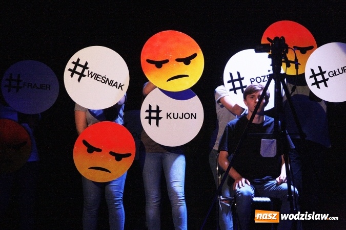 Zdjęcie w galerii na portalu naszwodzislaw.com: Jak odnaleźć się w cyberrzeczywistości? Teatr Szydło o nowych technologiach na scenie WCK wiadomości z regionu