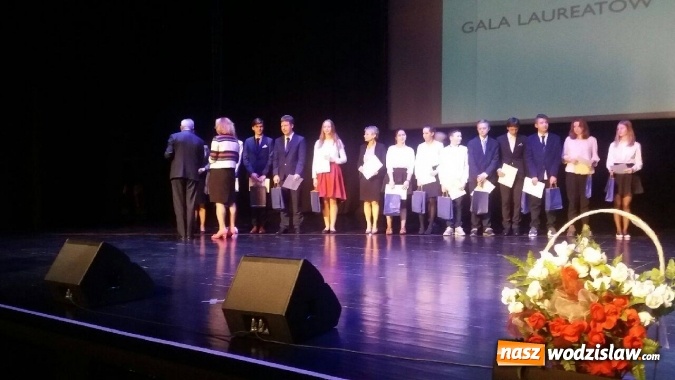 Zdjęcie w galerii na portalu naszwodzislaw.com: Gimnazjum numer 1. Laureaci i finaliści Wojewódzkich Konkursów Przedmiotowych nagrodzeni wiadomości z regionu